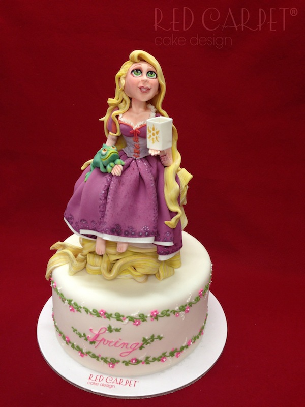 Rapunzel Ha Ispirato La Torta Di Compleanno Della Ciambella Immagine Stock  - Immagine di ciambella, bianco: 153787197