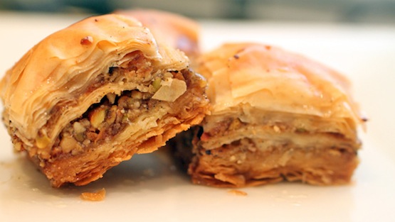 Una ricca farcia al miele caratterizza la Baklava turca. © food52.com