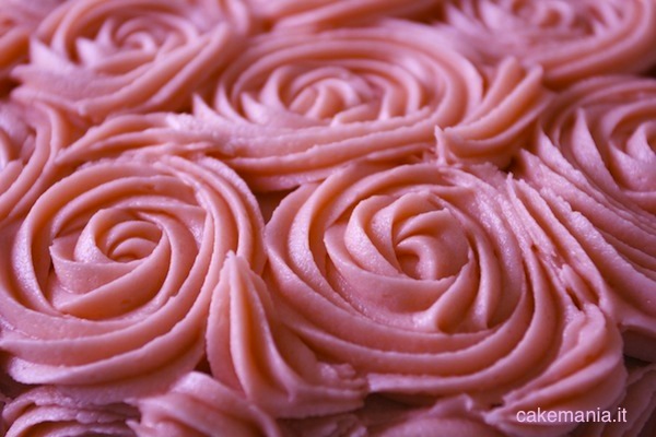 Rosa di pasta di zucchero le rose decorare la sommità di un