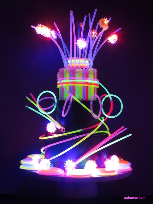 Party anni '80 e torta decorata con braccialetti luminosi fluo