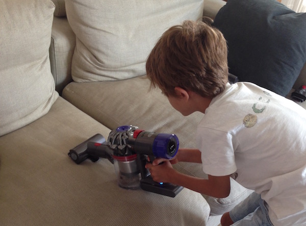 Ora mio figlio si diverte a pulire i resti della sua merenda!